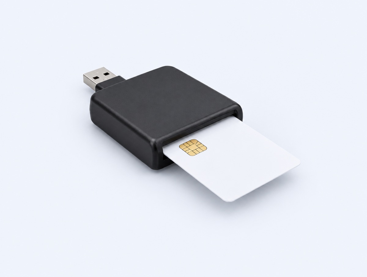 Contact smart card reader with inserted card