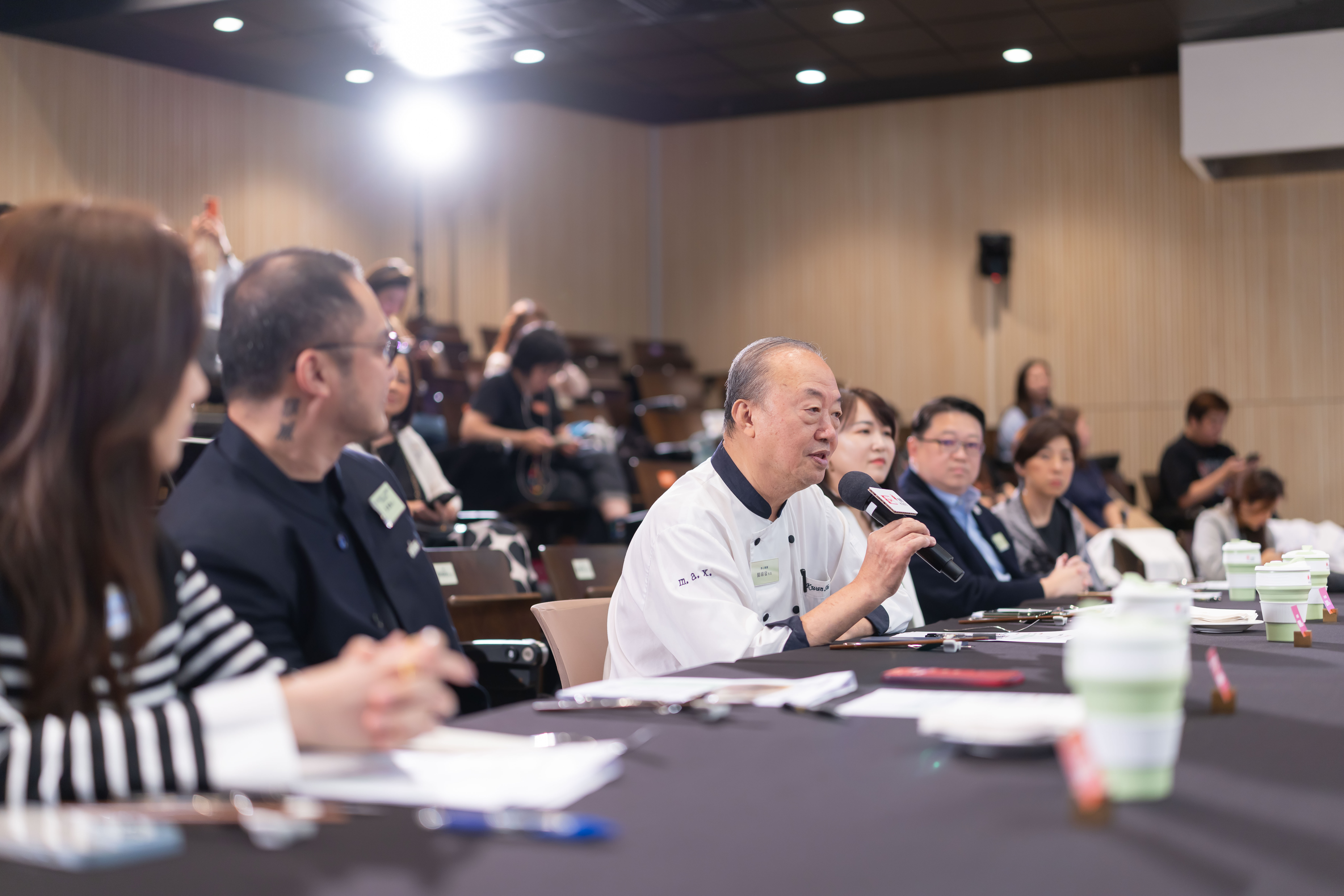 美心集團顧問、前高級行政總廚關順發於評判席上分享其入廚心得。