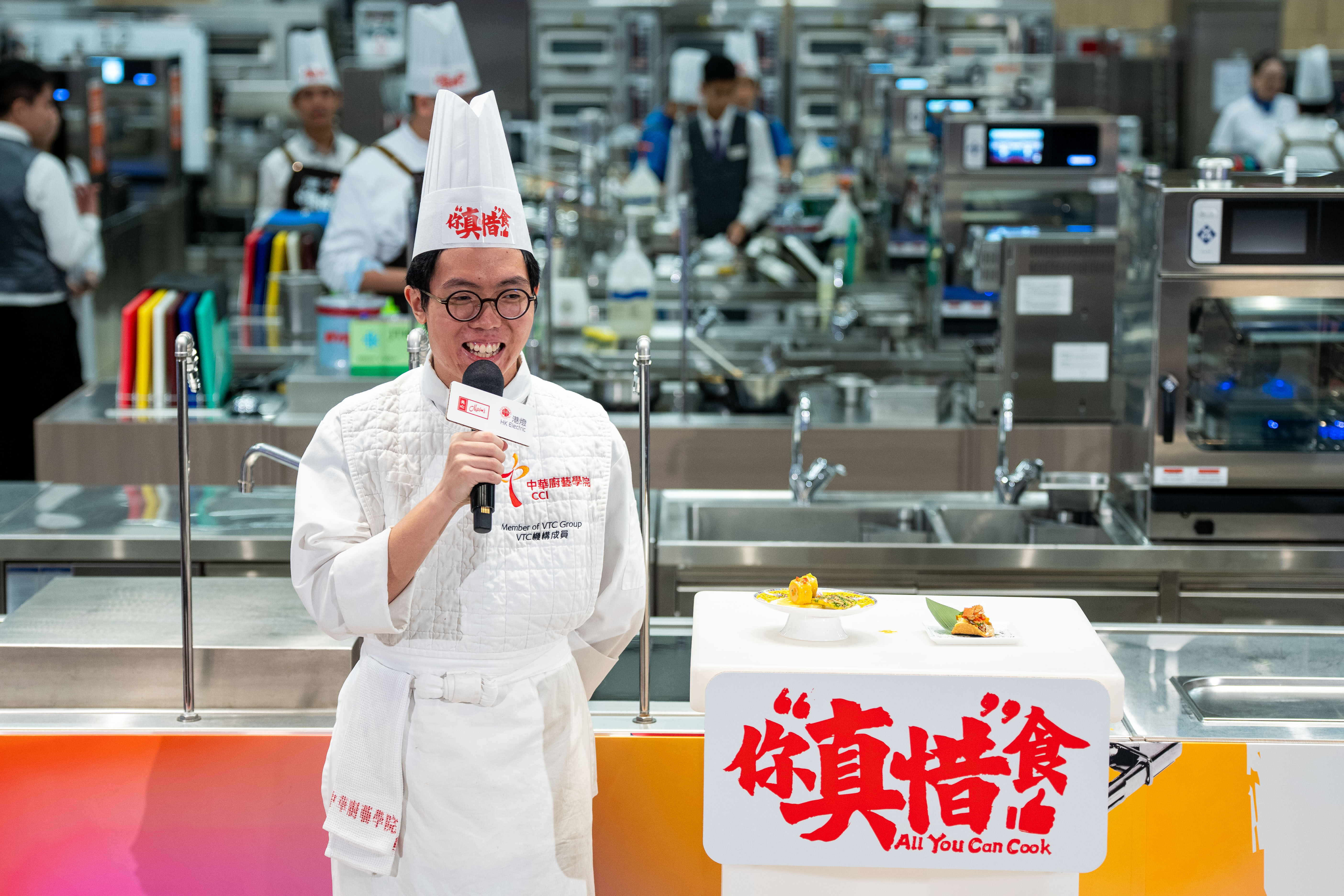 大專組冠軍蔡志炫向評審介紹其得獎菜式「一口蕃茄蛋&菠蘿雞卷」。