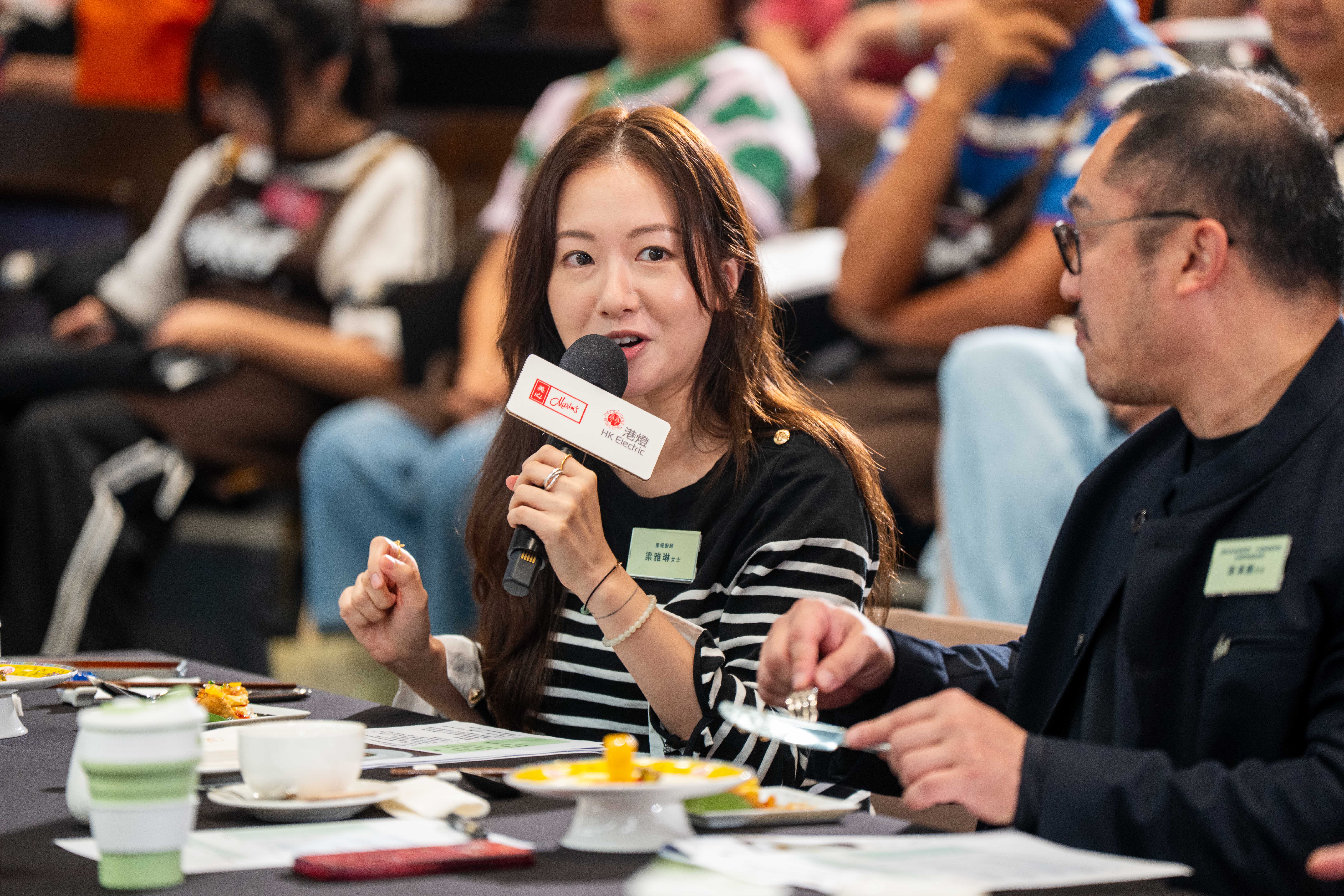 擔任評審的星級廚師梁雅琳於試食後向參賽者提出建議。