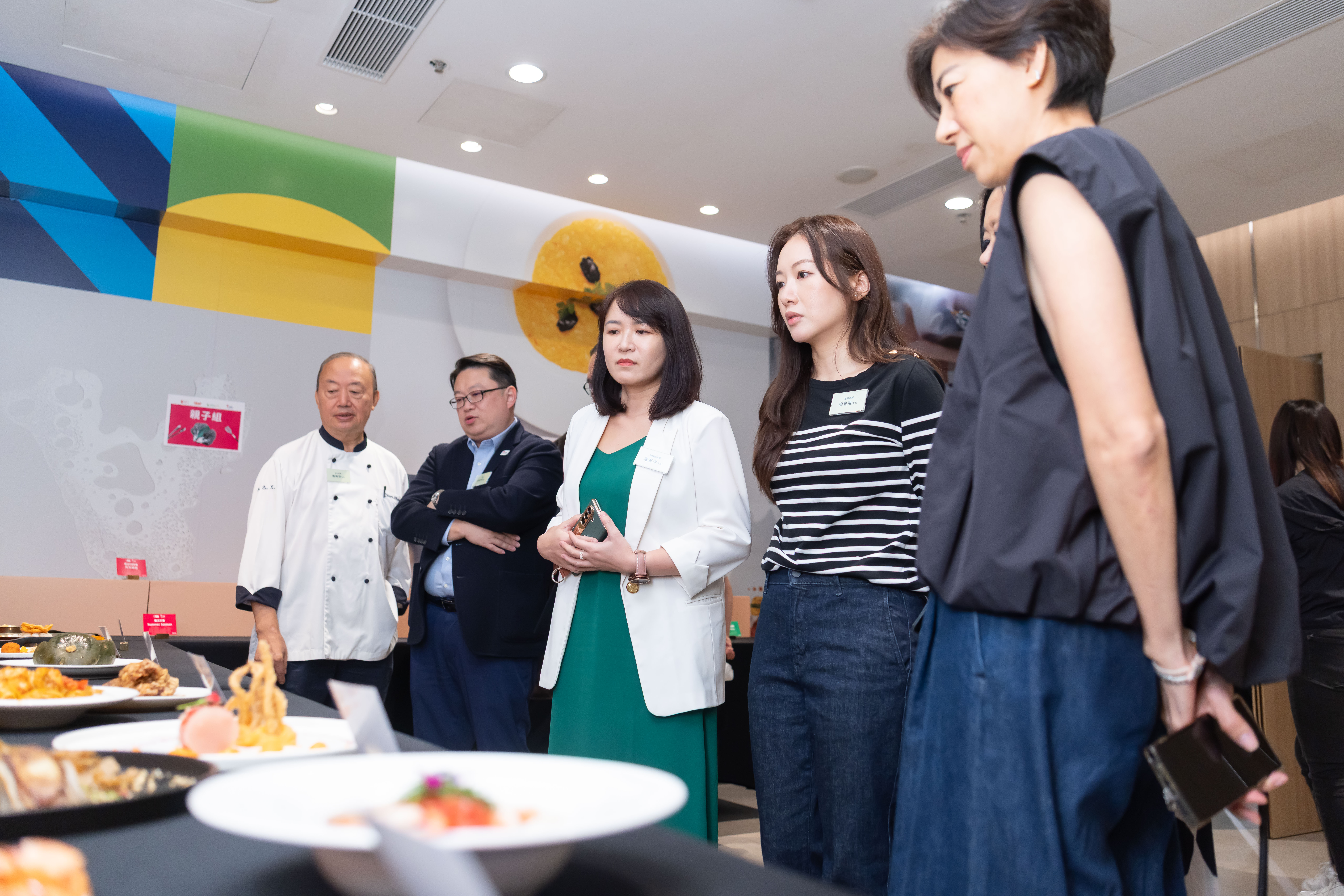 六位評審於菜式展示區再一次欣賞24隊決賽選手的參賽作品。