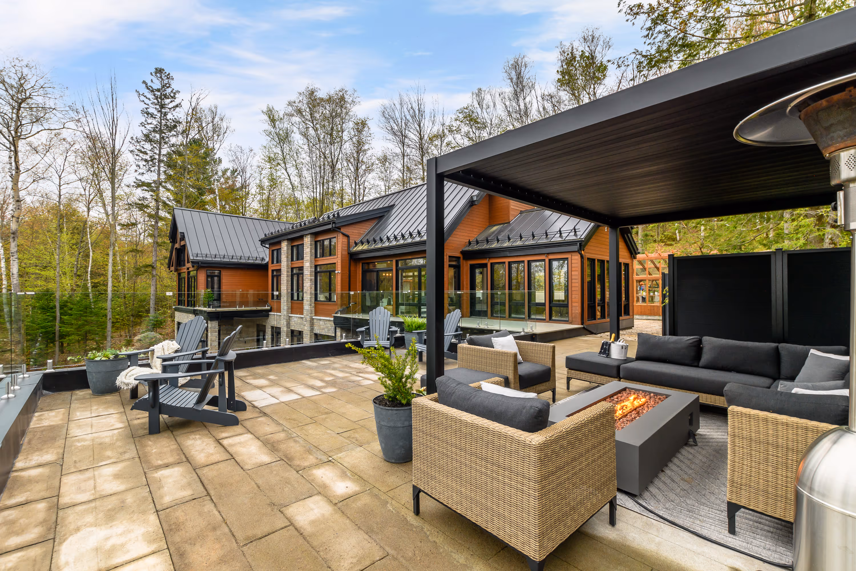 Vue extérieure de la maison avec foyer et sofa extérieur