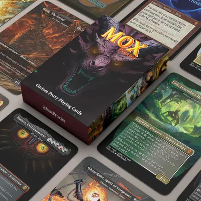Boîte de cartes à jouer Mox avec des cartes de jeu de type créature légendaire et sorcier disposées autour.