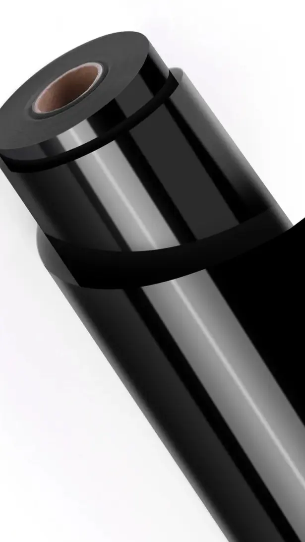 Rouleau de vinyle adhésif noir brillant sur fond blanc.
