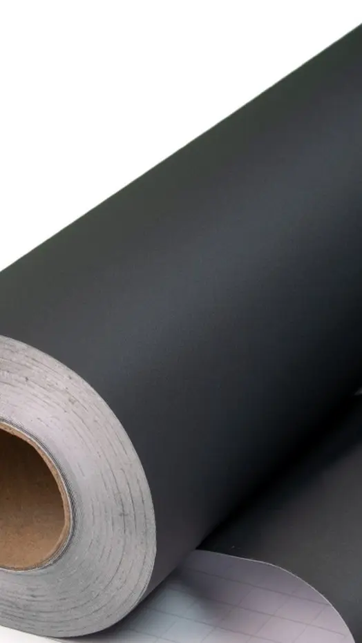 Rouleau de vinyle adhésif noir matte sur fond blanc.