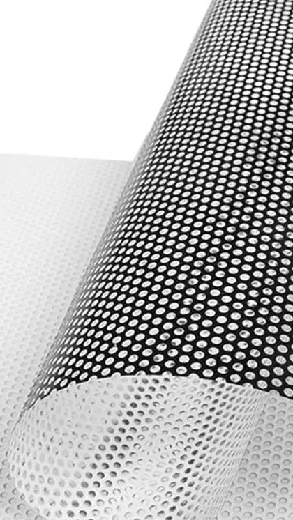 Rouleau de vinyle adhésif noir perforé sur fond blanc.