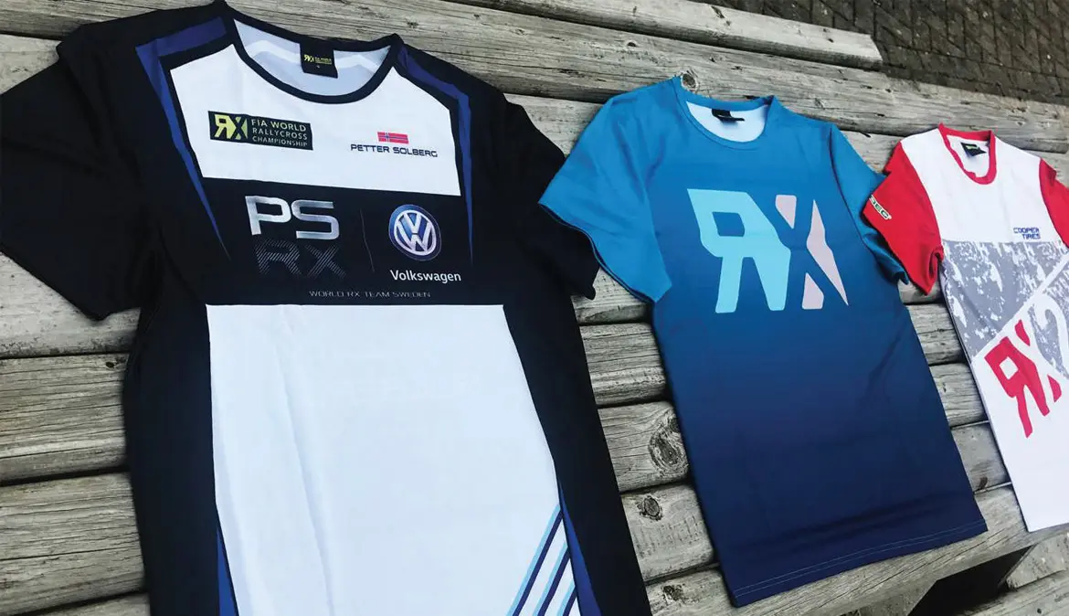 Trois maillots sportifs posés sur une surface en bois, avec des logos RX et Volkswagen visibles.