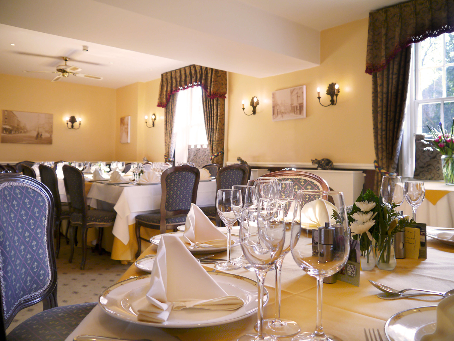 The interior of the dining room at la fleur de lys