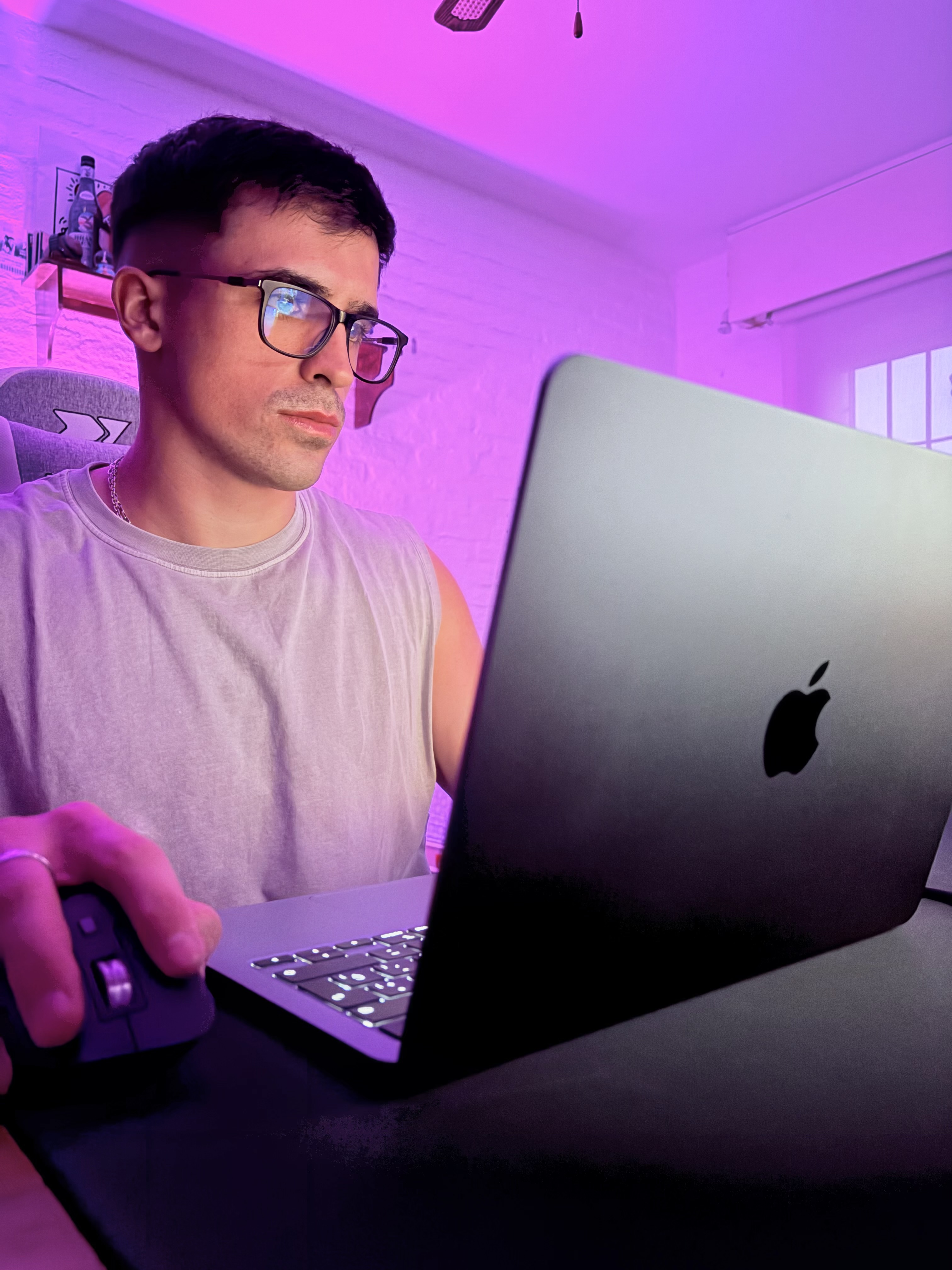 Diseñador web utilizando casco y su macbook air