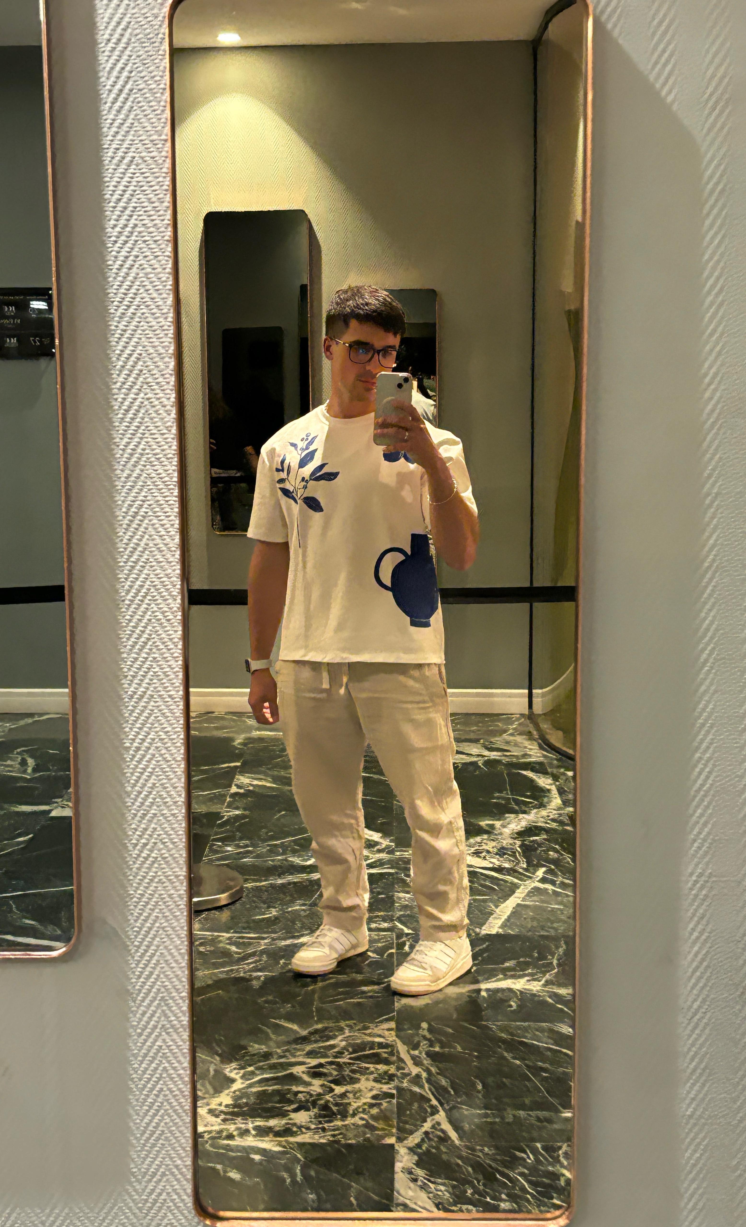 Diseñador web utilizando casco y su macbook air