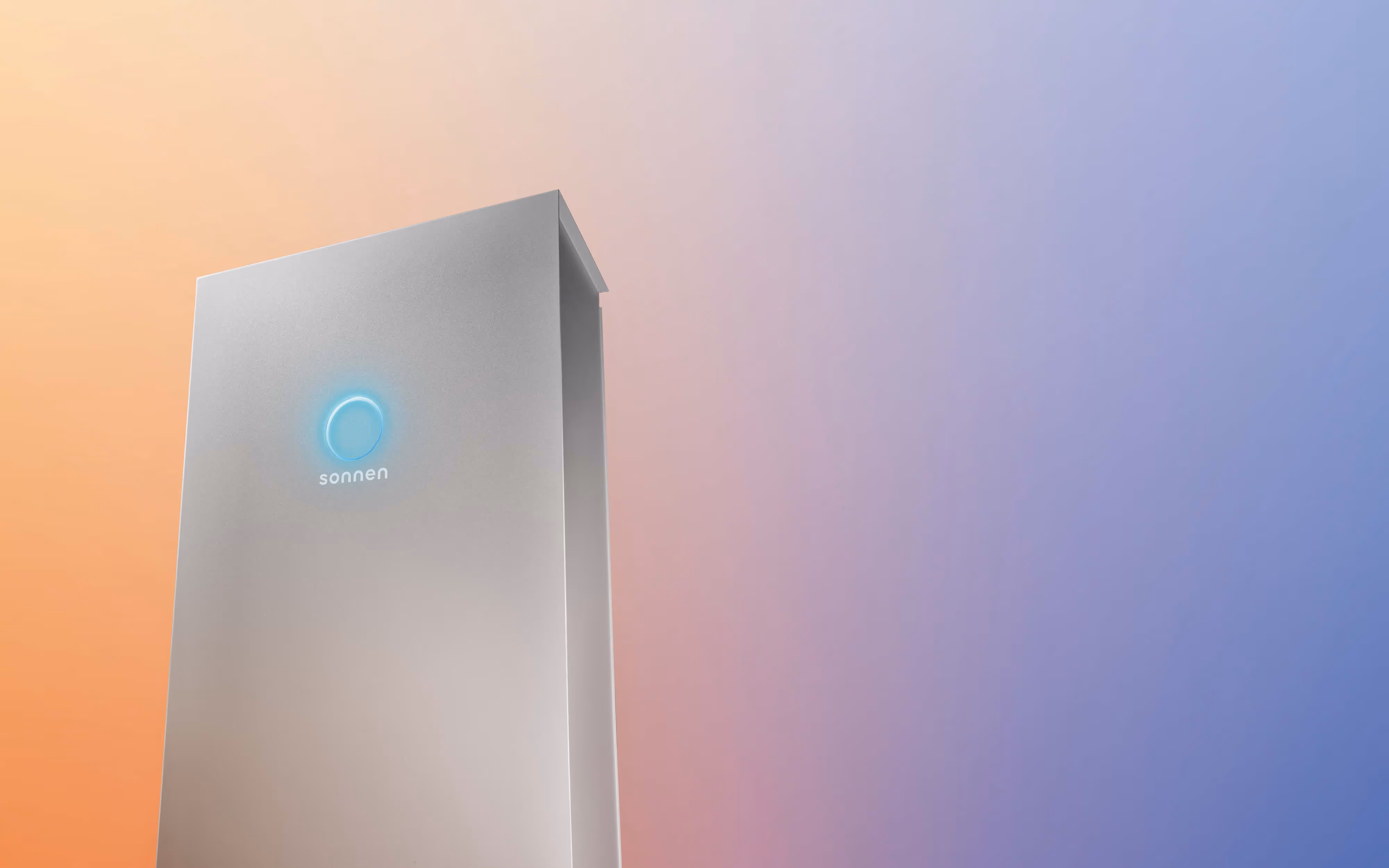 sonnenBatterie 10 hybrid mit leuchtendem Logo.