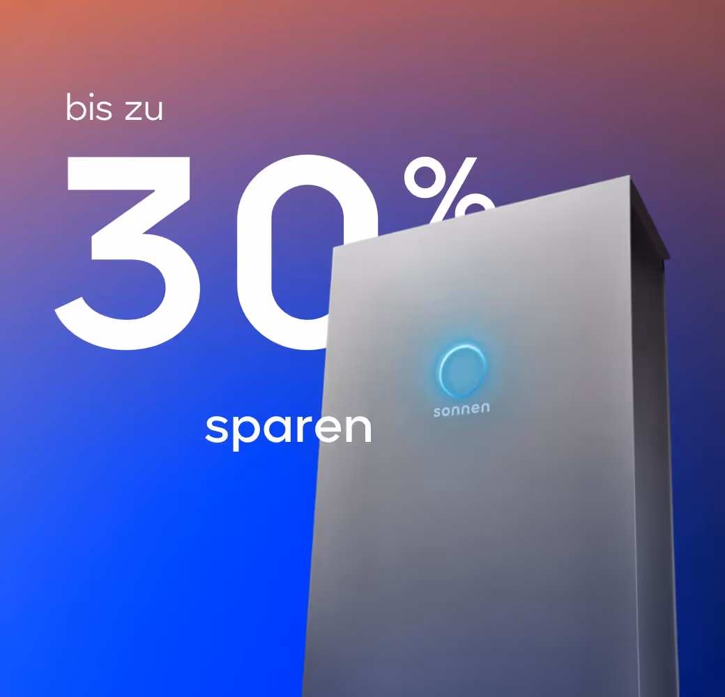 sonnenBatterie mit leuchtendem blauem Logo, mit Hinweis zur Preisoptimierung von bis zu 30 %.