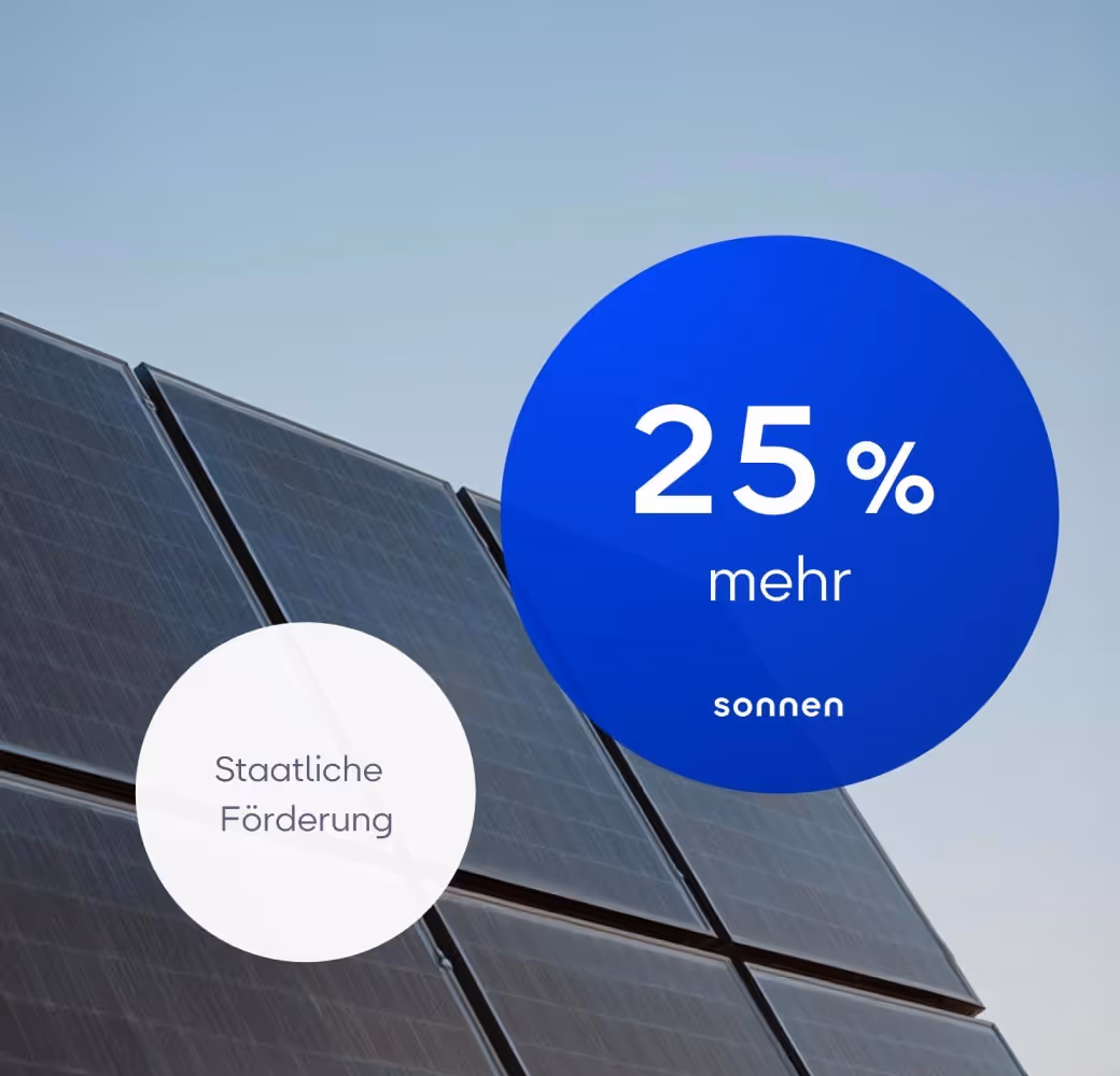 Schräg fotografierte Solarpanels vor blauem Himmel.