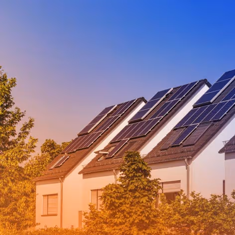 Drei Häuser mit Solaranlage auf dem Dach