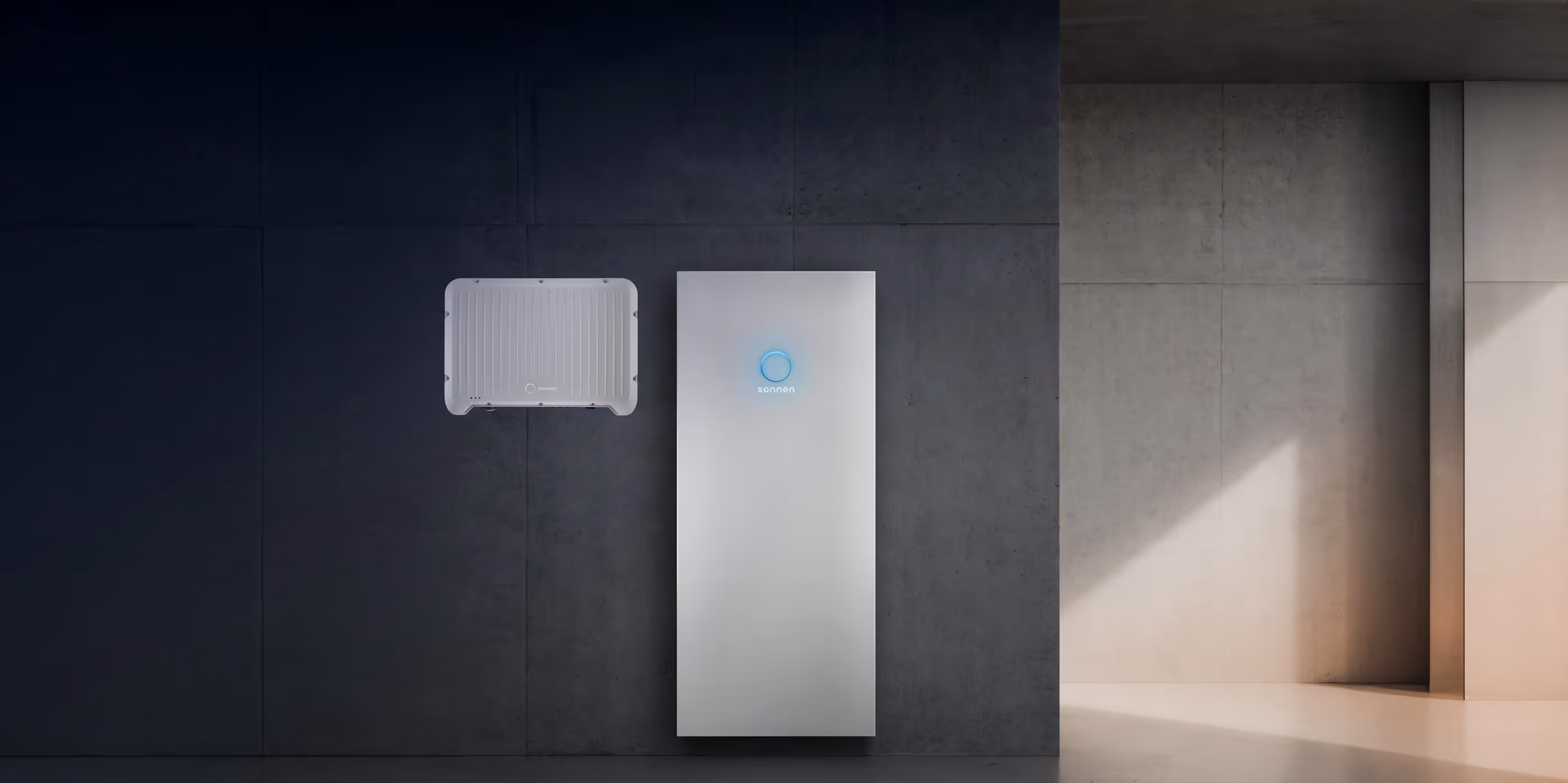 sonnenBatterie 10 hybrid und passendes Modul montiert an Betonwand.