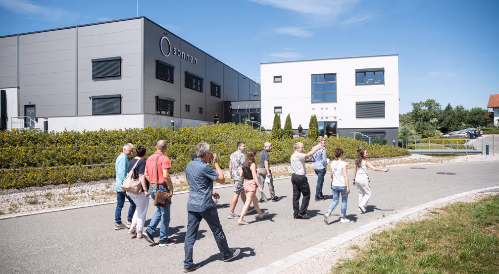 Menschen laufen vor dem sonnen Operations Center.