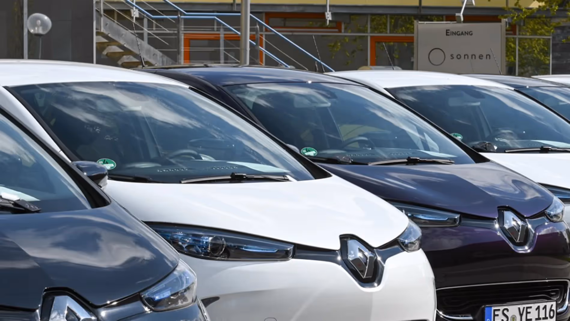 Eine Flotte von Elektroautos steht vor dem sonnen Gebäude in Wildpoldsried