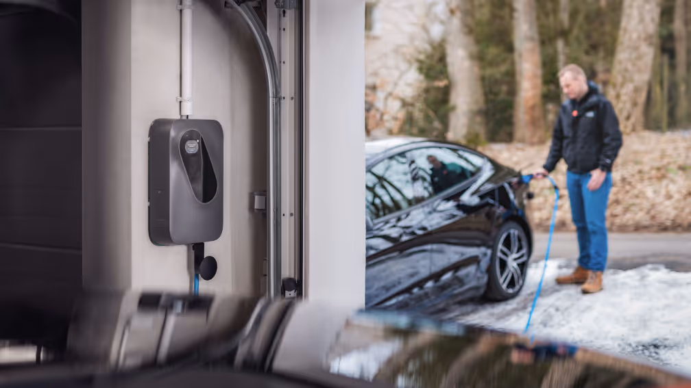 Mario Schuld lädt mit dem sonnenCharger sein E-Auto