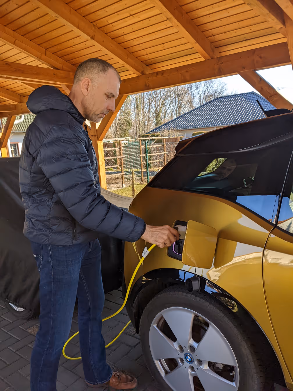 Familie Piesker lädt ihr Elektroauto mit eigenem Strom vom Dach