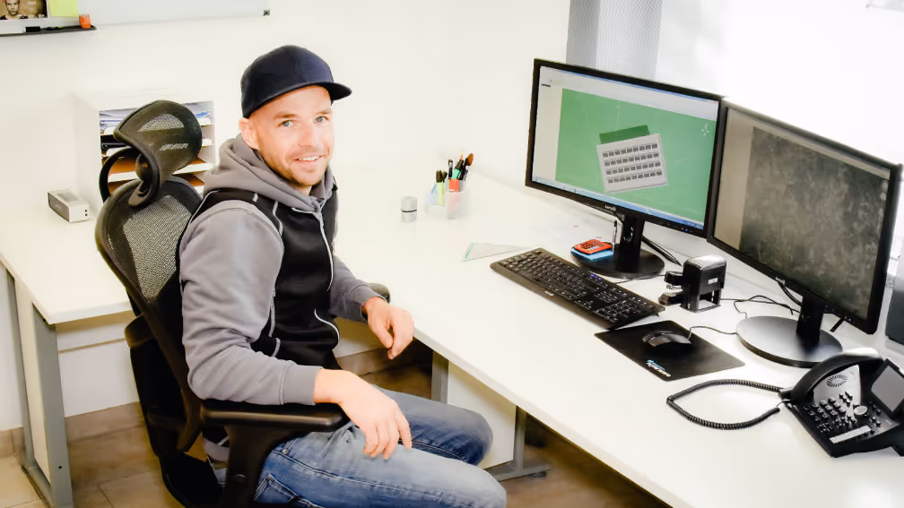 Michael Segeth am Arbeitsplatz in seinem Büro.
