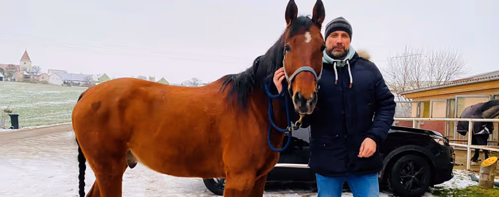 Herr Lorenz mit seinem Pferd zusammen.