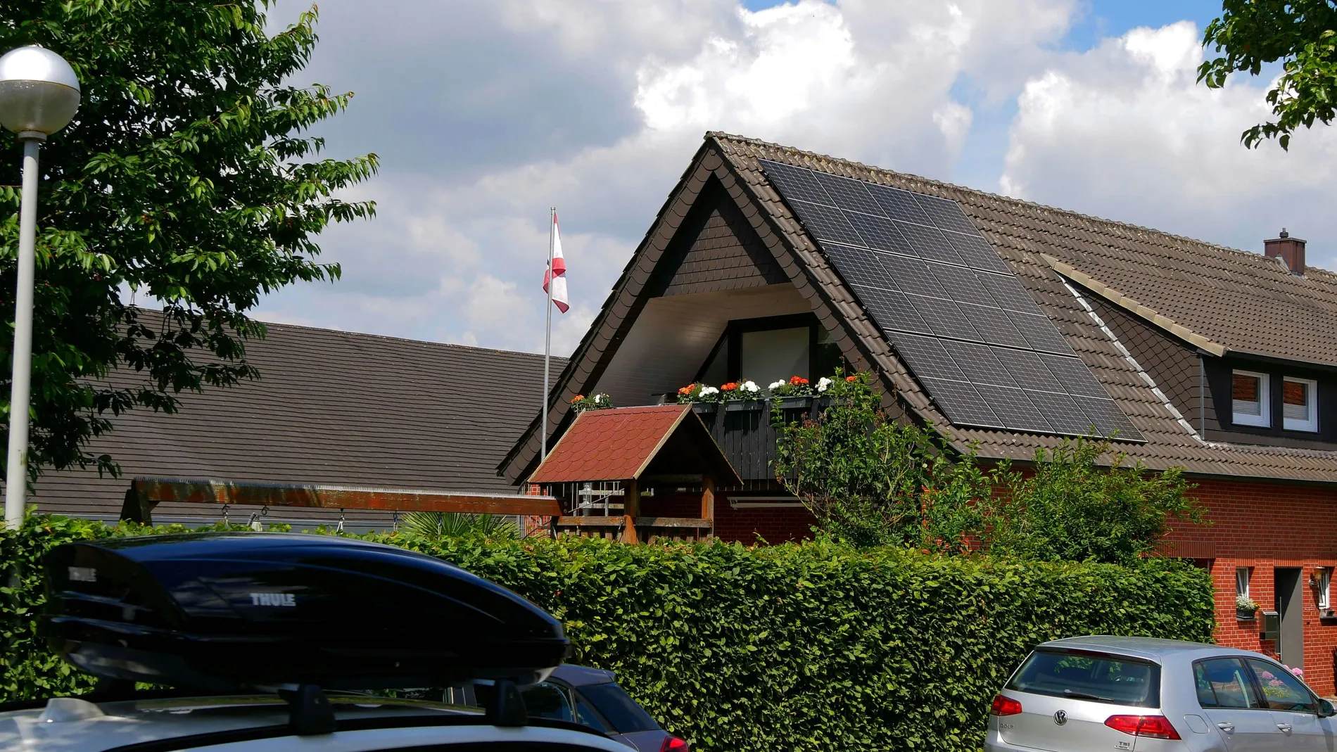 Einfamilienhaus mit Solarpaneelen auf dem Dach 
