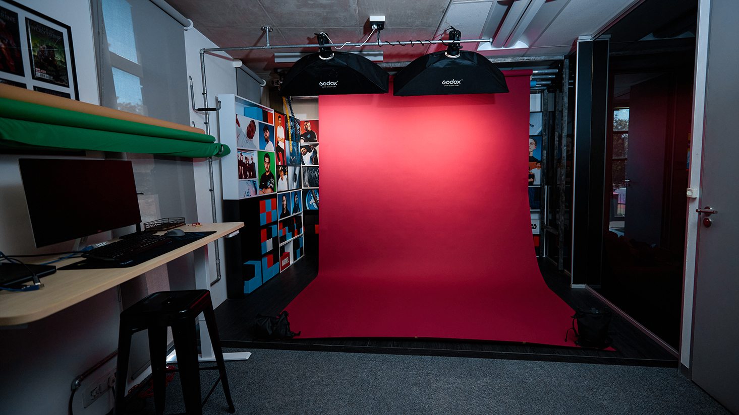 The best studio with multiple wide backdrops suspended from the ceiling