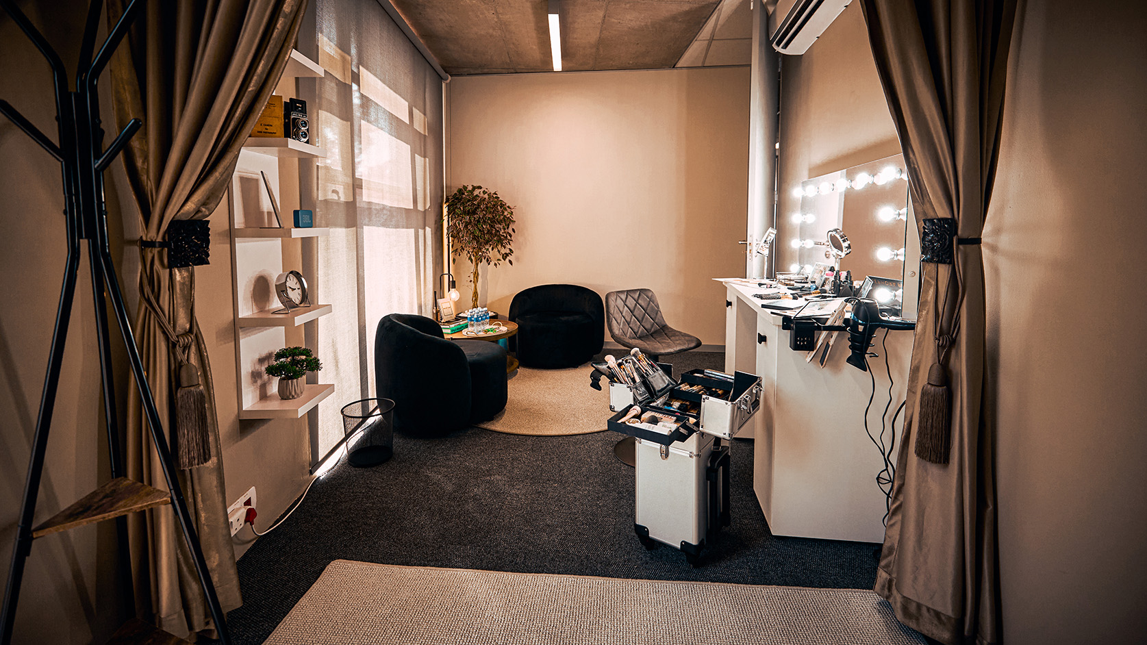 Seating area for talent with a hair and makeup vanity area, and dressing room that suits all of your talent’s needs. Hire and rent the Bravado Bunker, a premium and one of the best studio facilities in Gauteng, Johannesburg for all your photo and video production requirements. 