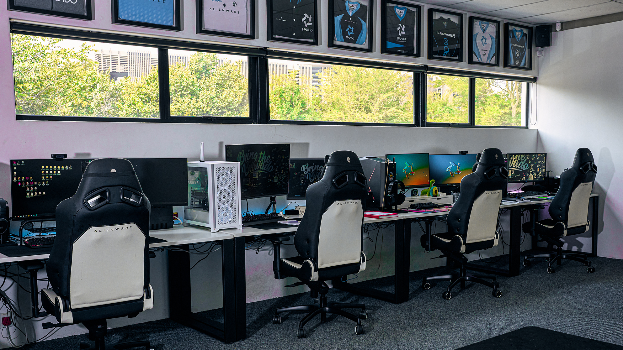 A space to house your editing team and video village, equipped with powerful computers fit to handle your ingest, editing, and export needs. Hire and rent the Bravado Bunker, a premium and one of the best studio facilities in Gauteng, Johannesburg for all your photo and video production requirements. 