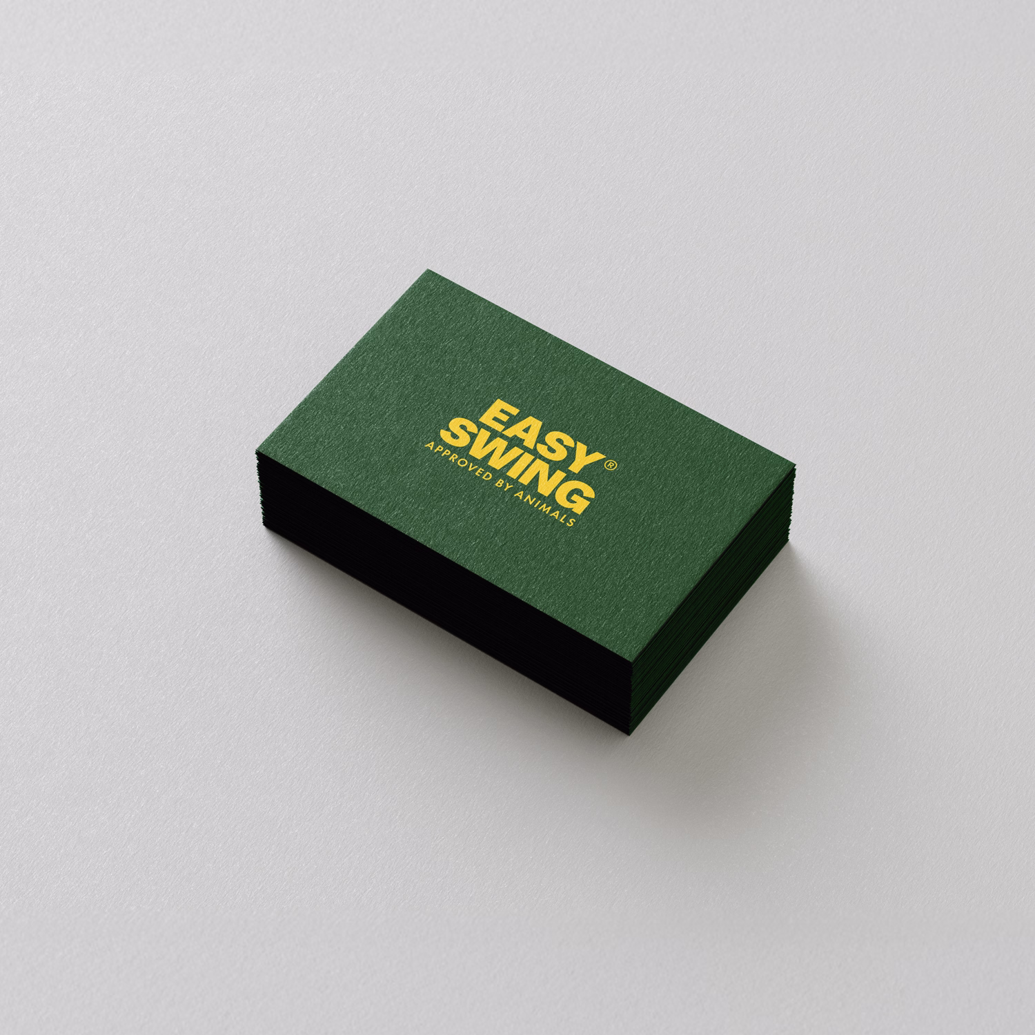 Pino tummanvihreitä käyntikortteja, joissa on EasySwingin logo vaaleanharmaalla pinnalla.
