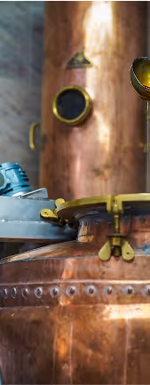 Detailaufnahme einer Kupferdestille – schonende Verarbeitung von Tannennadeln für Tannenliebe