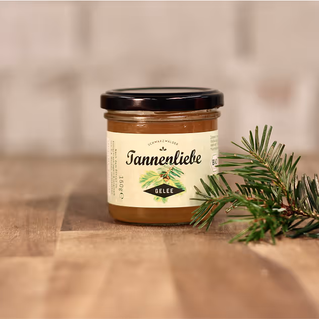 Flasche Tannenliebe Gelee vor herbstlichen Blättern – regionales Waldgelee aus dem Schwarzwald