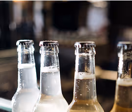 Reihe von Tannenliebe Limonadenflaschen in der Produktion – Abfüllprozess regionaler Getränke