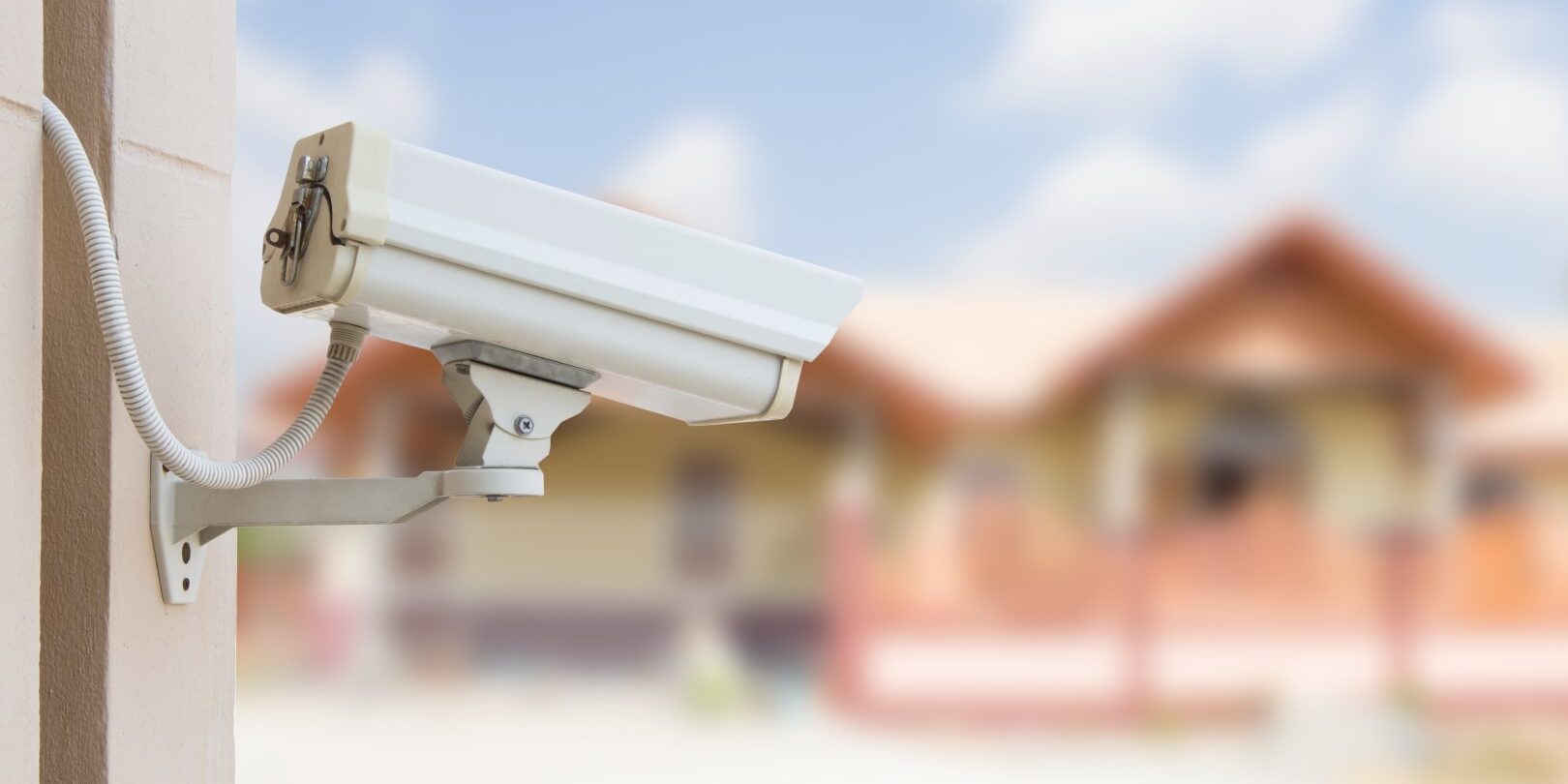 Installation de caméras de surveillance et alarme connectée dans une maison