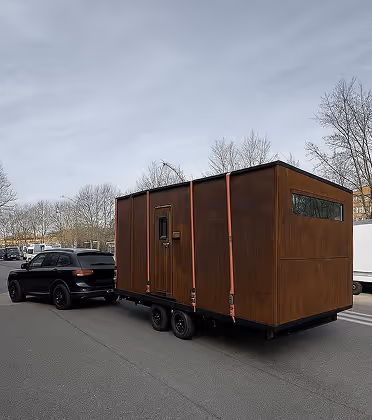 Mobiler Wellness Cube zum Mieten mit Whirlpool auf einem Anhänger.