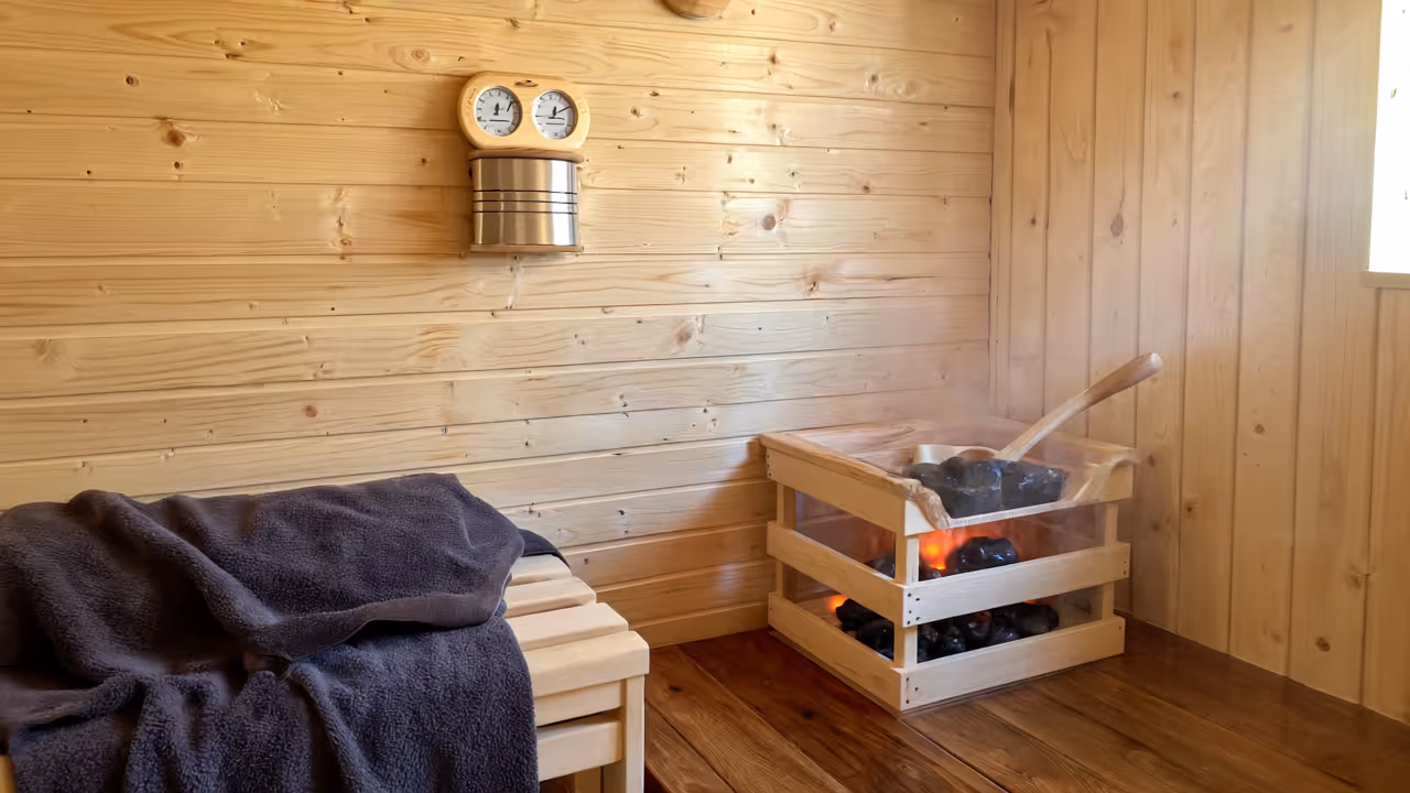 Innenansicht des Wellness Cube mit integrierter Sauna und Lichtkonzept.