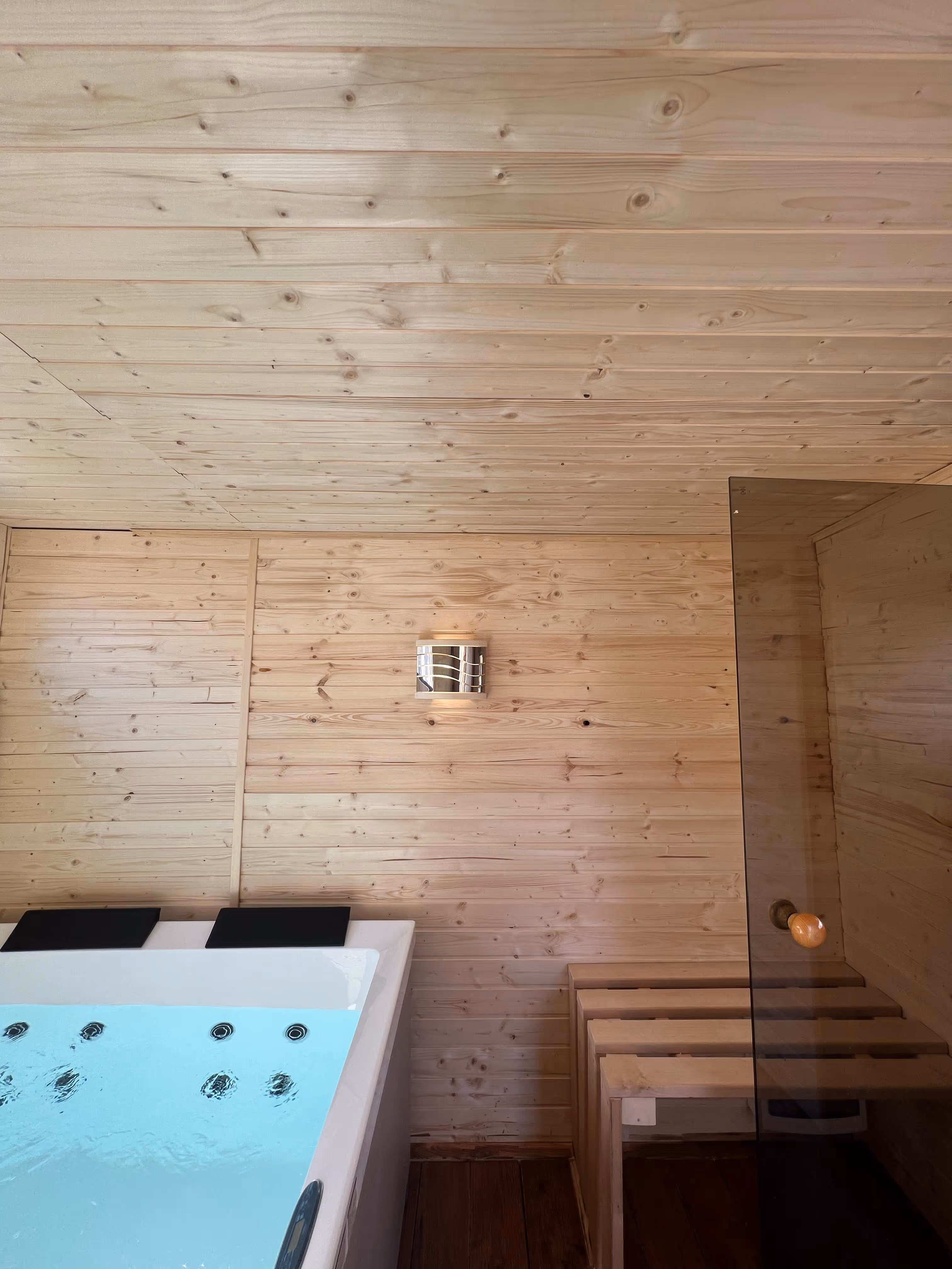 Innenansicht des Wellness Cube mit Whirlpool und Sauna.