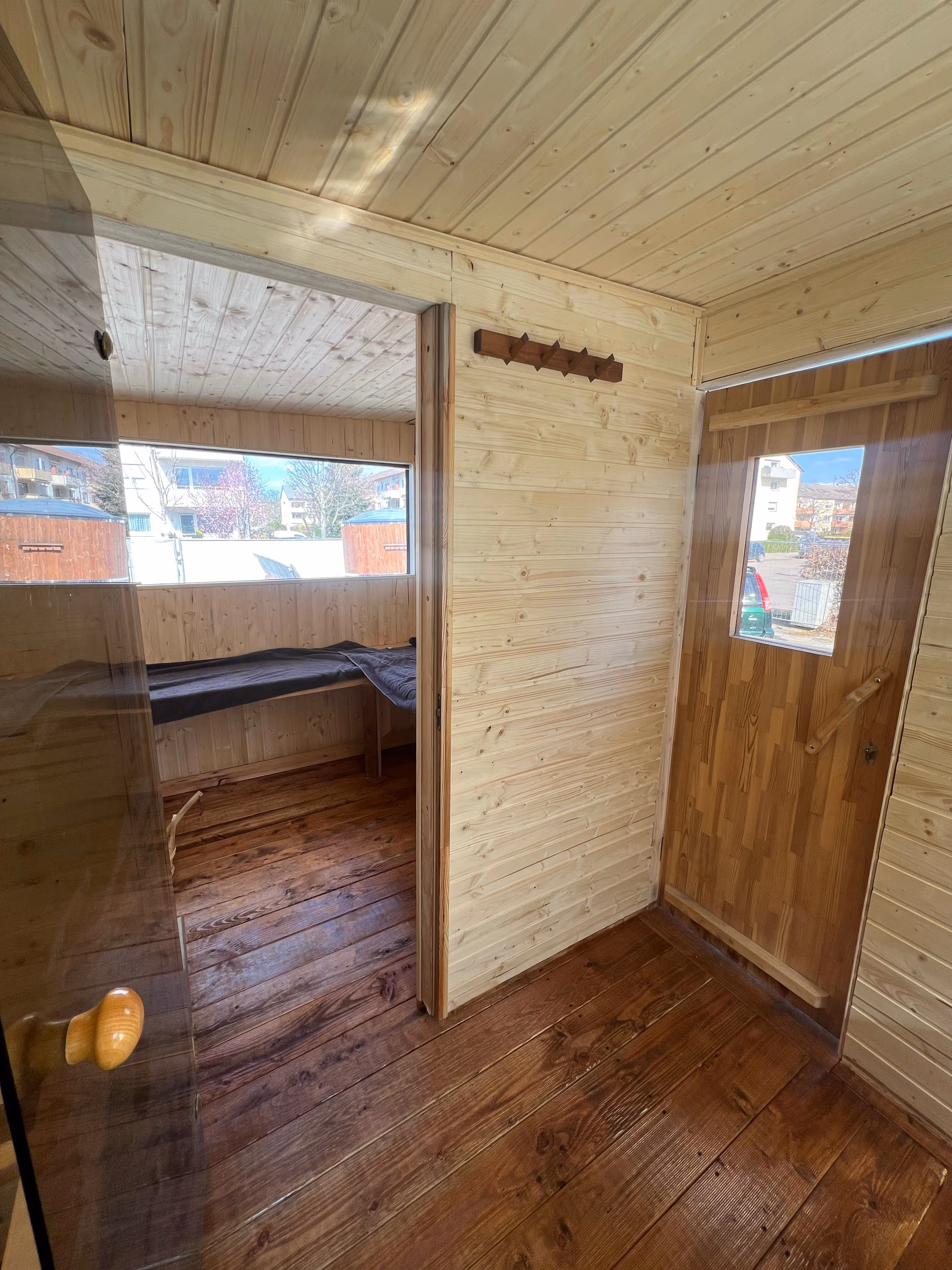 Innenansicht des Wellness Cube mit Holzverkleidung und Sauna.