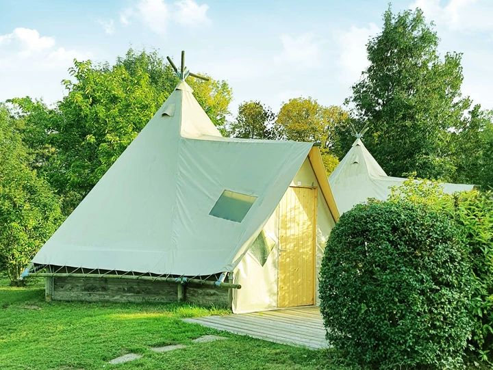 Comparatif camping et Airbnb pour un séjour en Sarthe