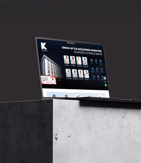 Laptop ekranında sağlık kontrolü ve doktorlar hakkında bilgi gösteren web sitesi sayfası.