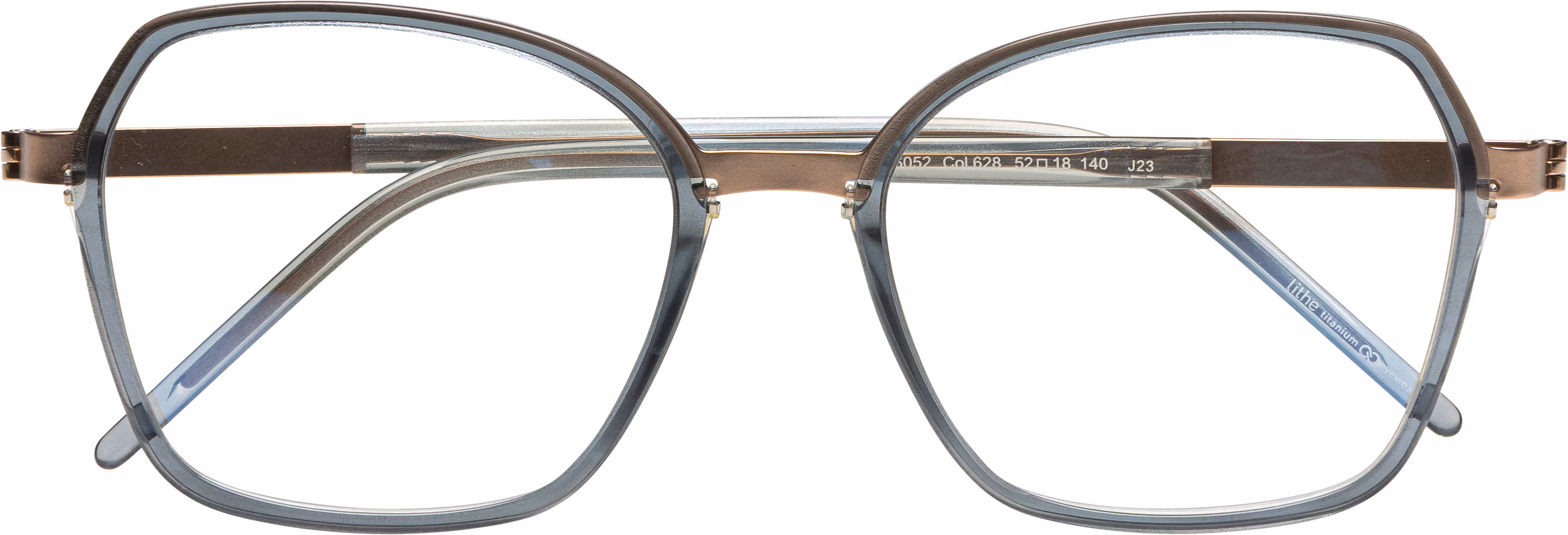 Feinleicht Brillenfassung in eckiger Cat-Eye-Form aus mattiert roségoldfarbenem Titan mit hellblauen Bio-Acetat-Bügeln und Glasfassungen.