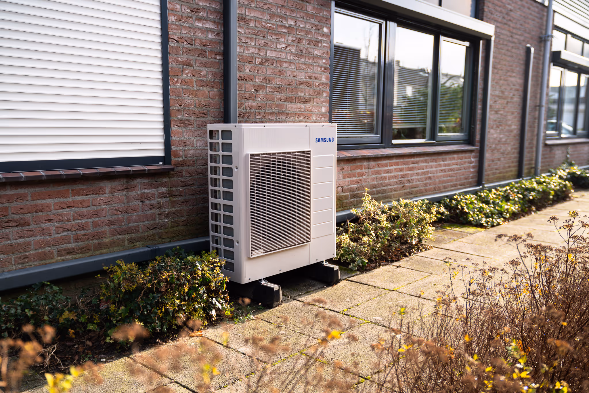 Sfeerbeeld geinstalleerde warmtepomp door Eenduurzaamthuis