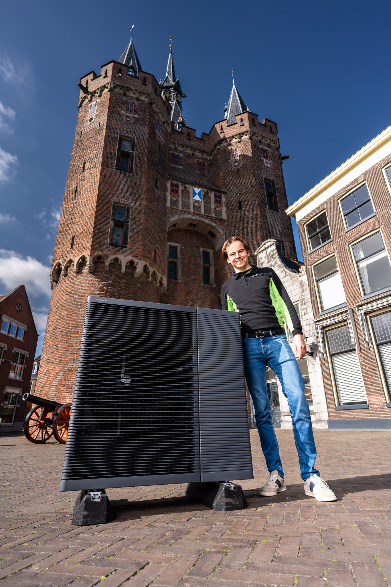 Jeroen van EenDuurzaamThuis Warmtepomp Specialist Regio Zwolle met de stadspoort Sassenpoort in Zwolle op de achtergrond