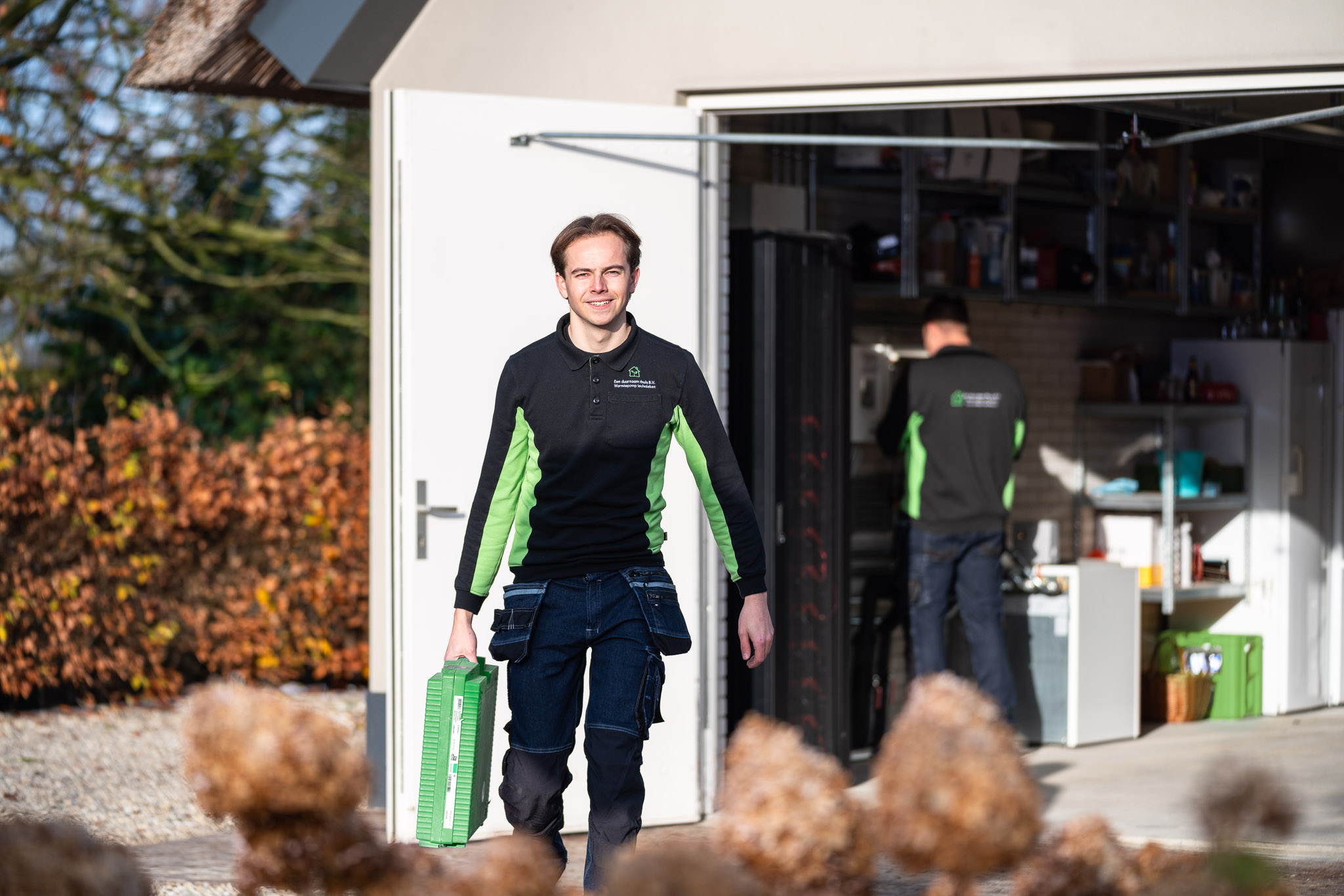 Jeroen van EenDuurzaamThuis Zwolse Warmtepomp specialist die bezig is met een warmtepomp installatie in zwolle