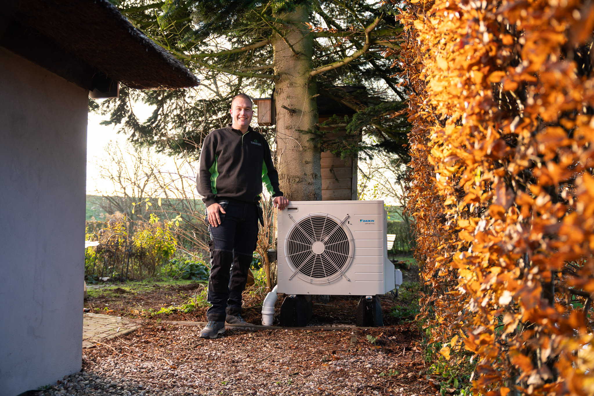 Niels van EenDuurzaamThuis Zwolse Warmtepomp specialist die naast een warmtepomp staat