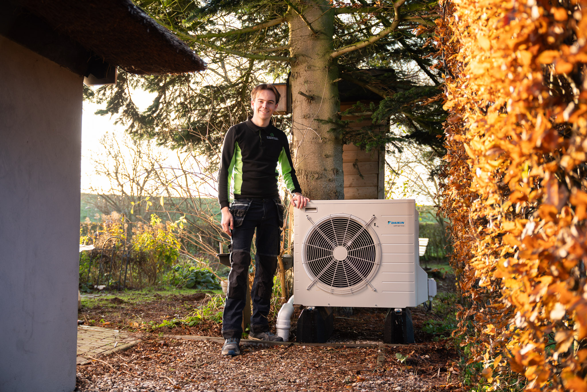 Jeroen die trots naast een prachtig geinstalleerde warmtepomp in Zwolle staat
