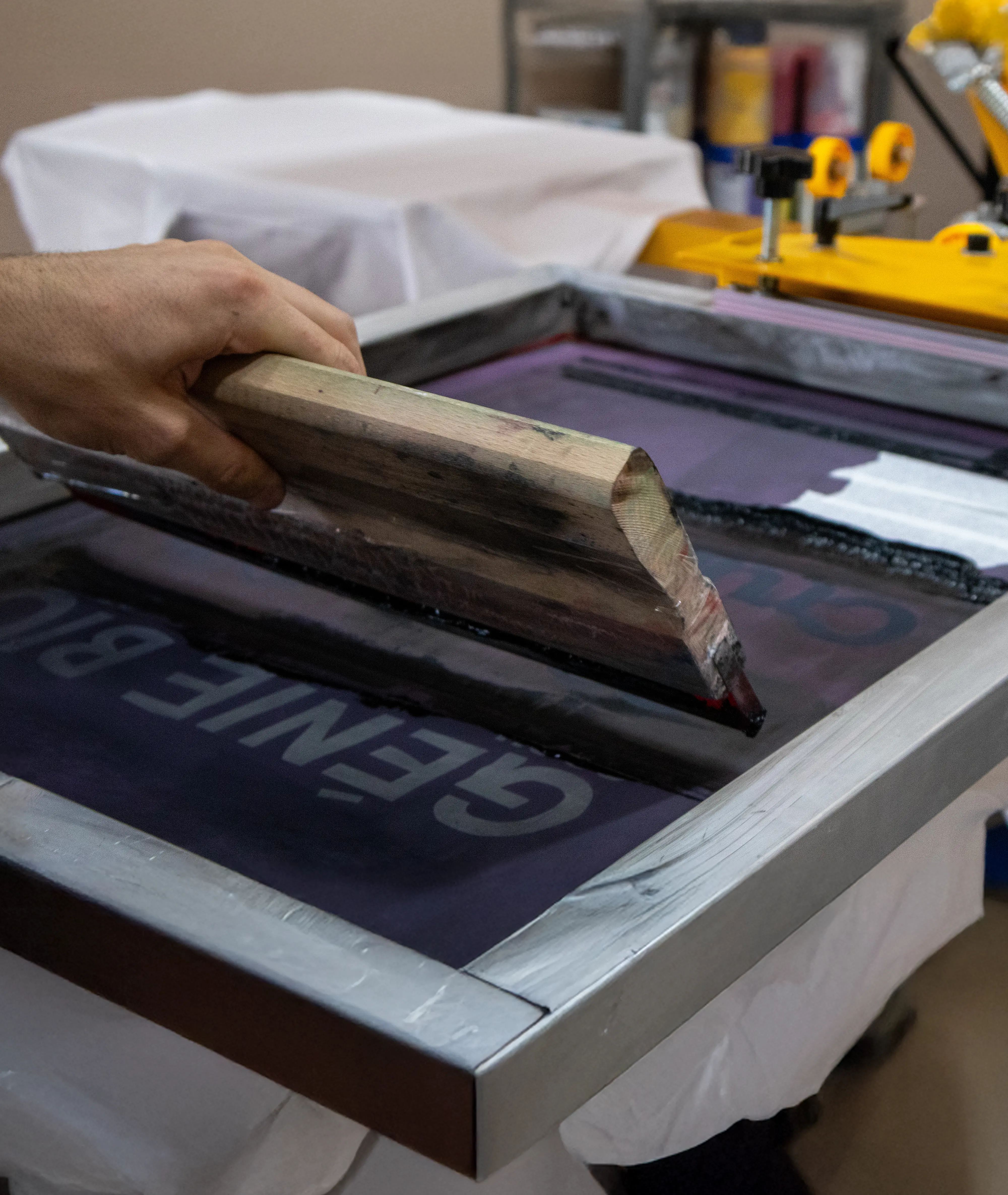 Nappage d'un cadre de sérigraphie.