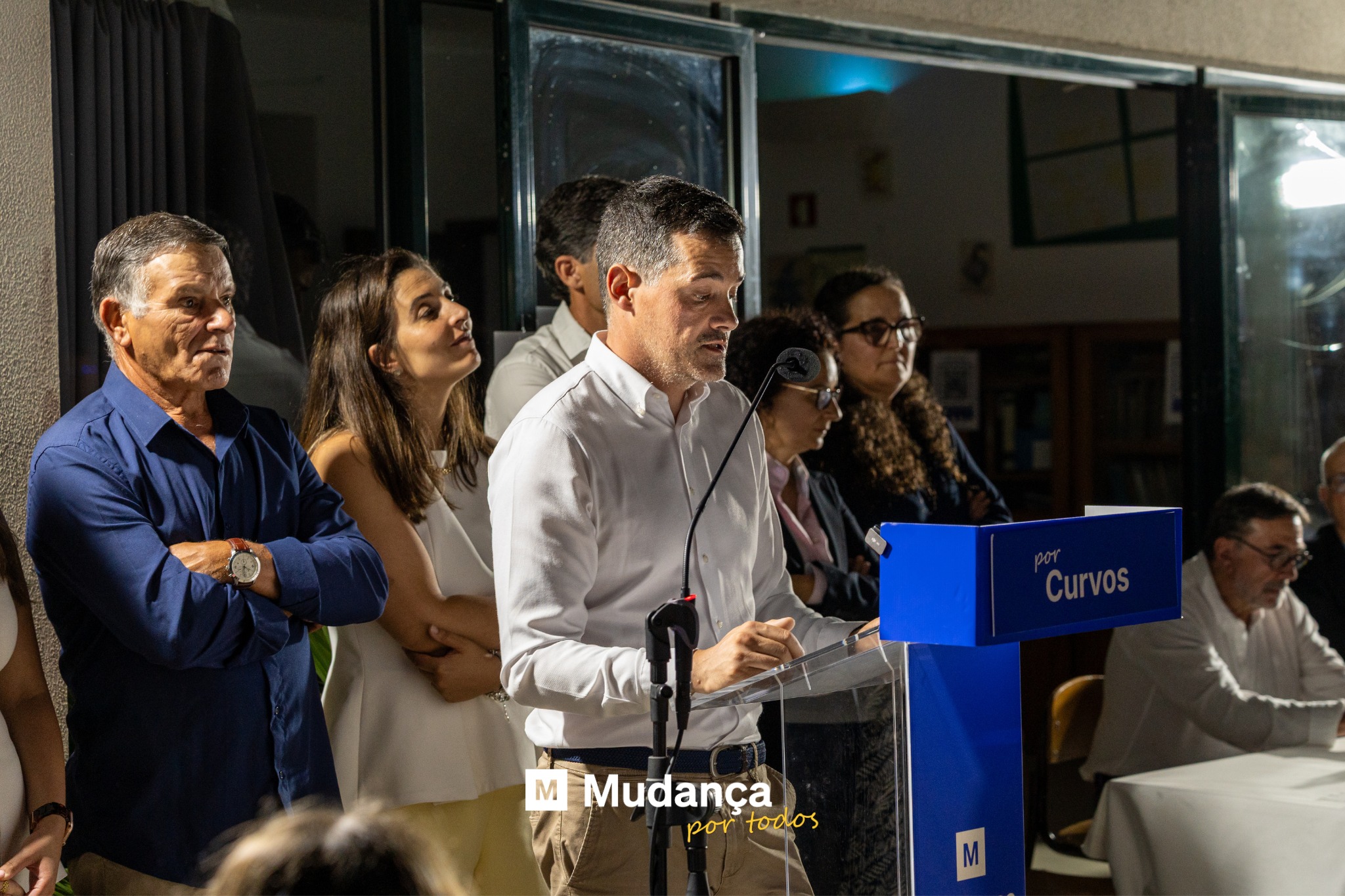 Pode ser uma imagem de 5 pessoas e a texto que diz "M Mudança por portodos todos"