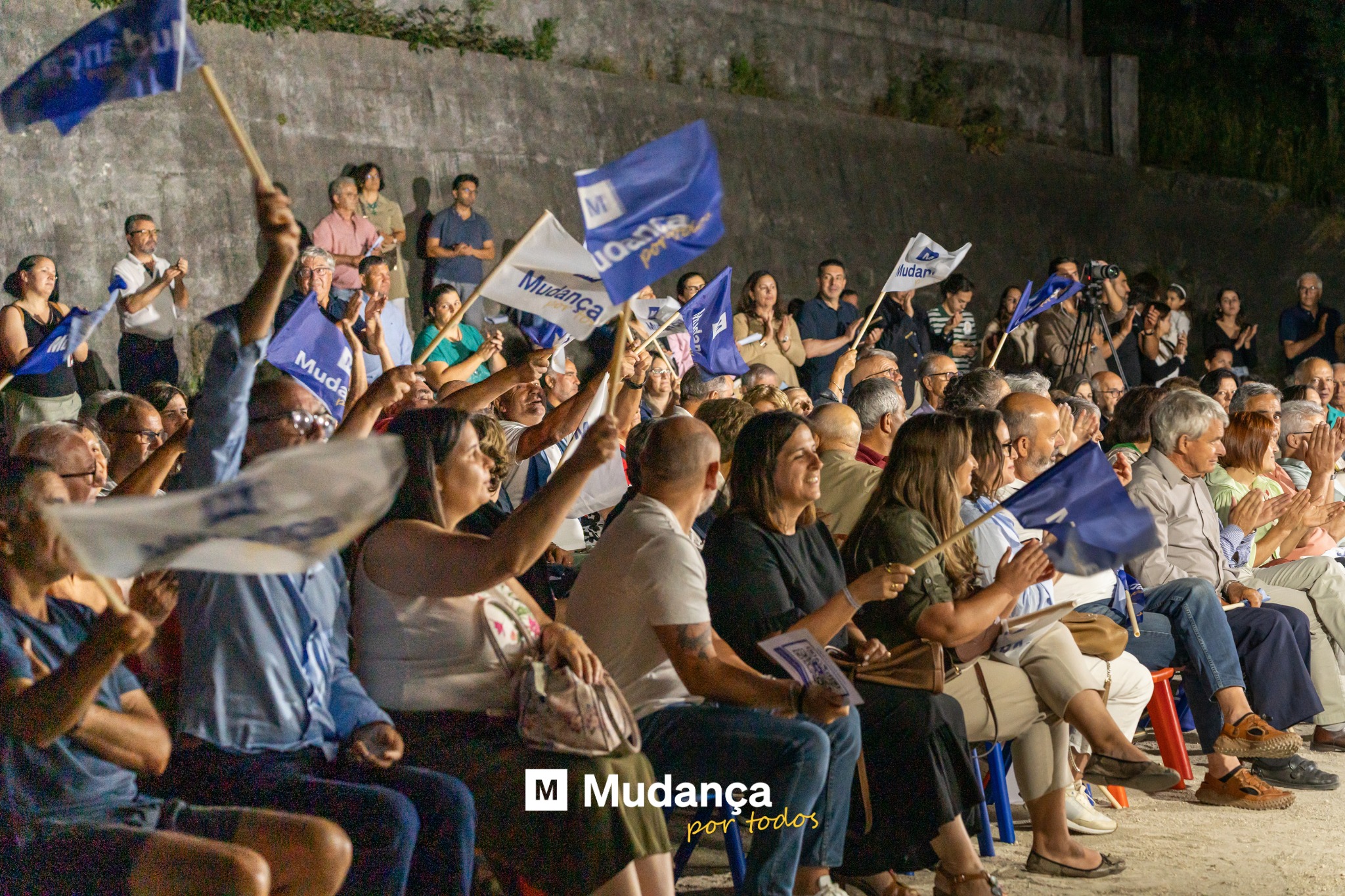 Pode ser uma imagem de 3 pessoas, multidão e a texto