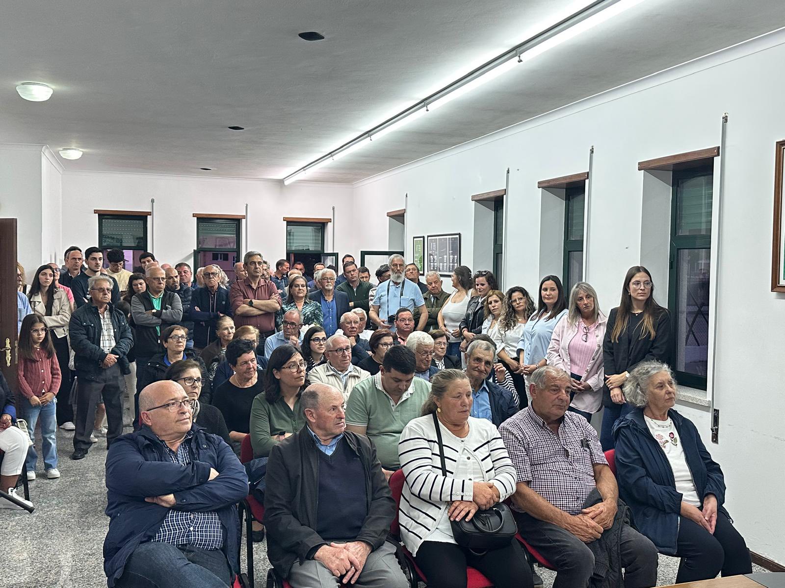 Pode ser uma imagem de 5 pessoas e a multidão